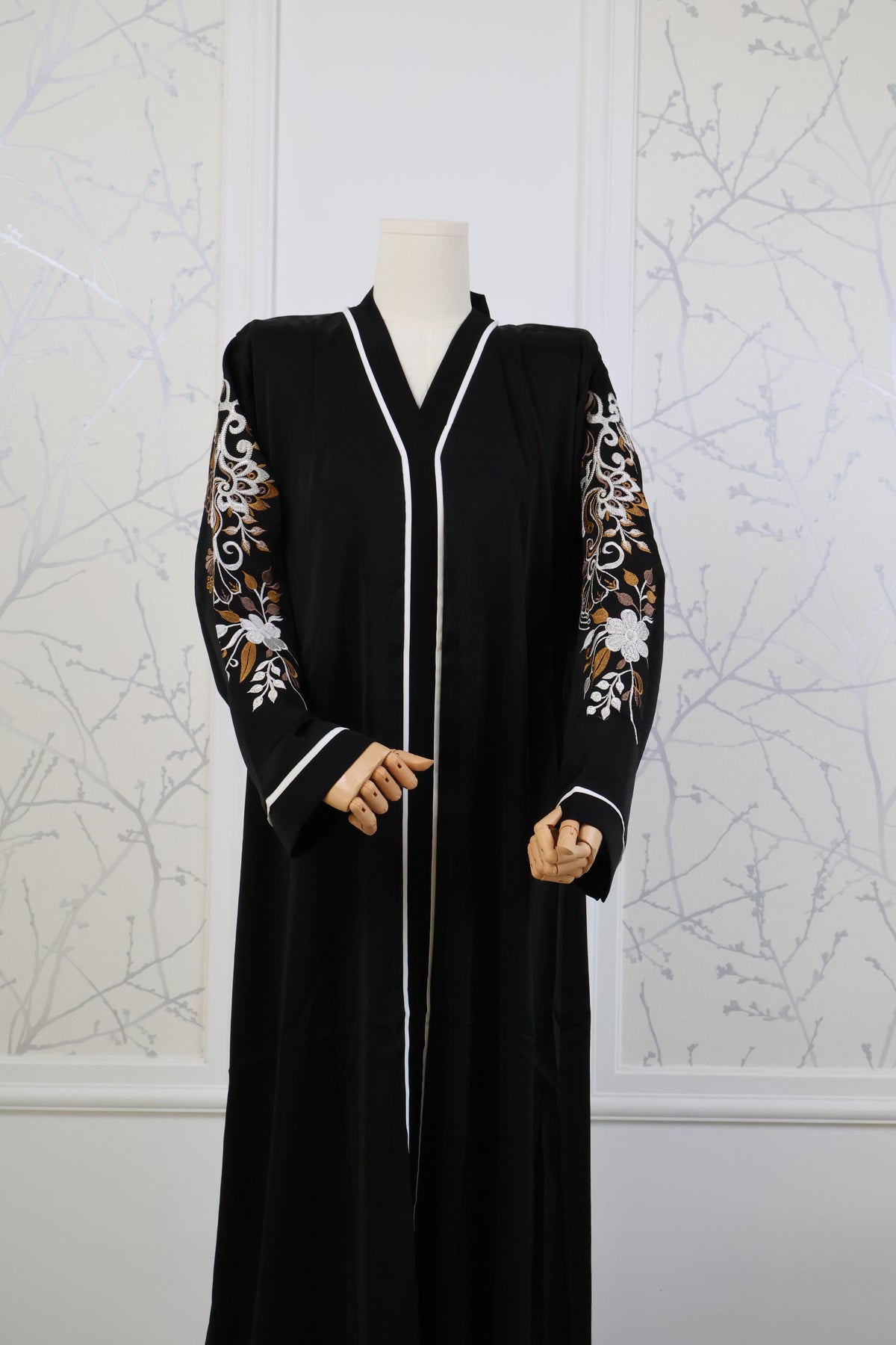Abaya Lila - zwarte abaya met beige en crème bloemenborduurwerk, volledig zittend op model