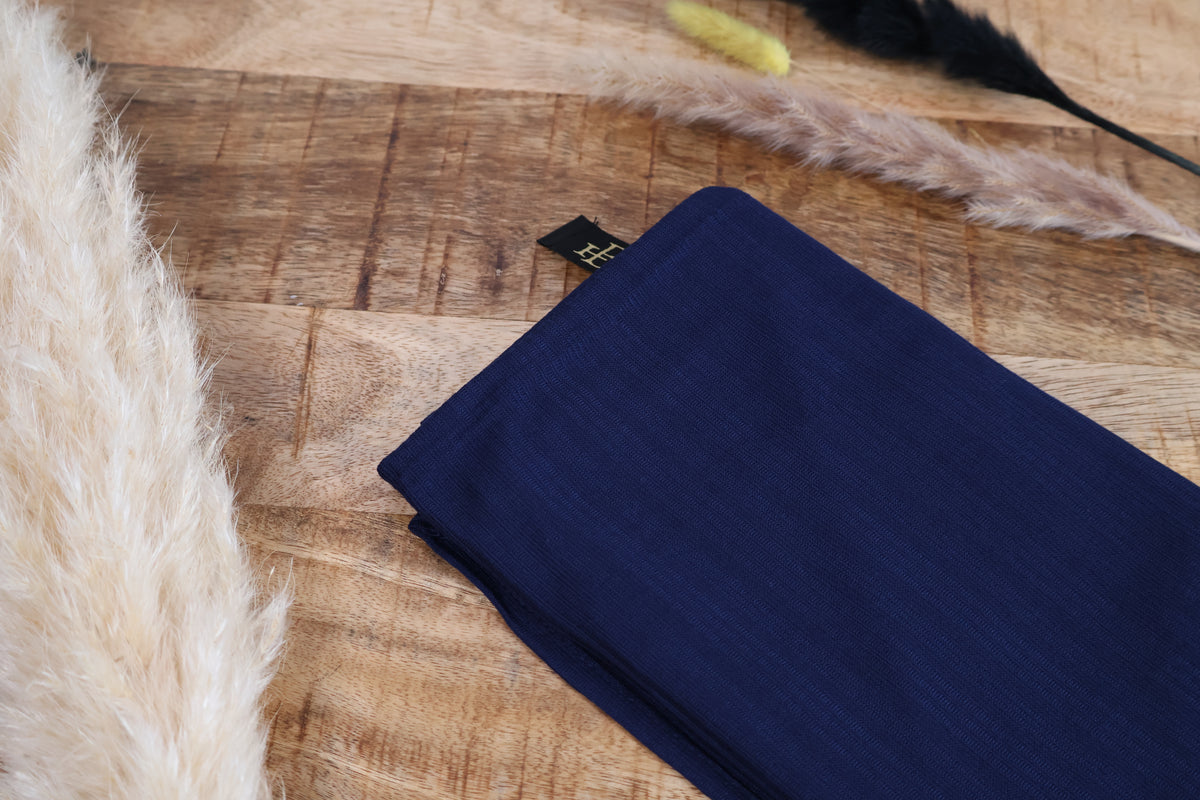 Hijab Crêpe blauw - zachte donkerblauwe hoofddoek van crêpestof - HBYA