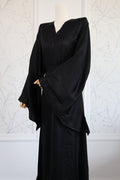 Abaya Maysa – elegante bescheiden abaya in vloeiende stof, vooraanzicht – HBYA