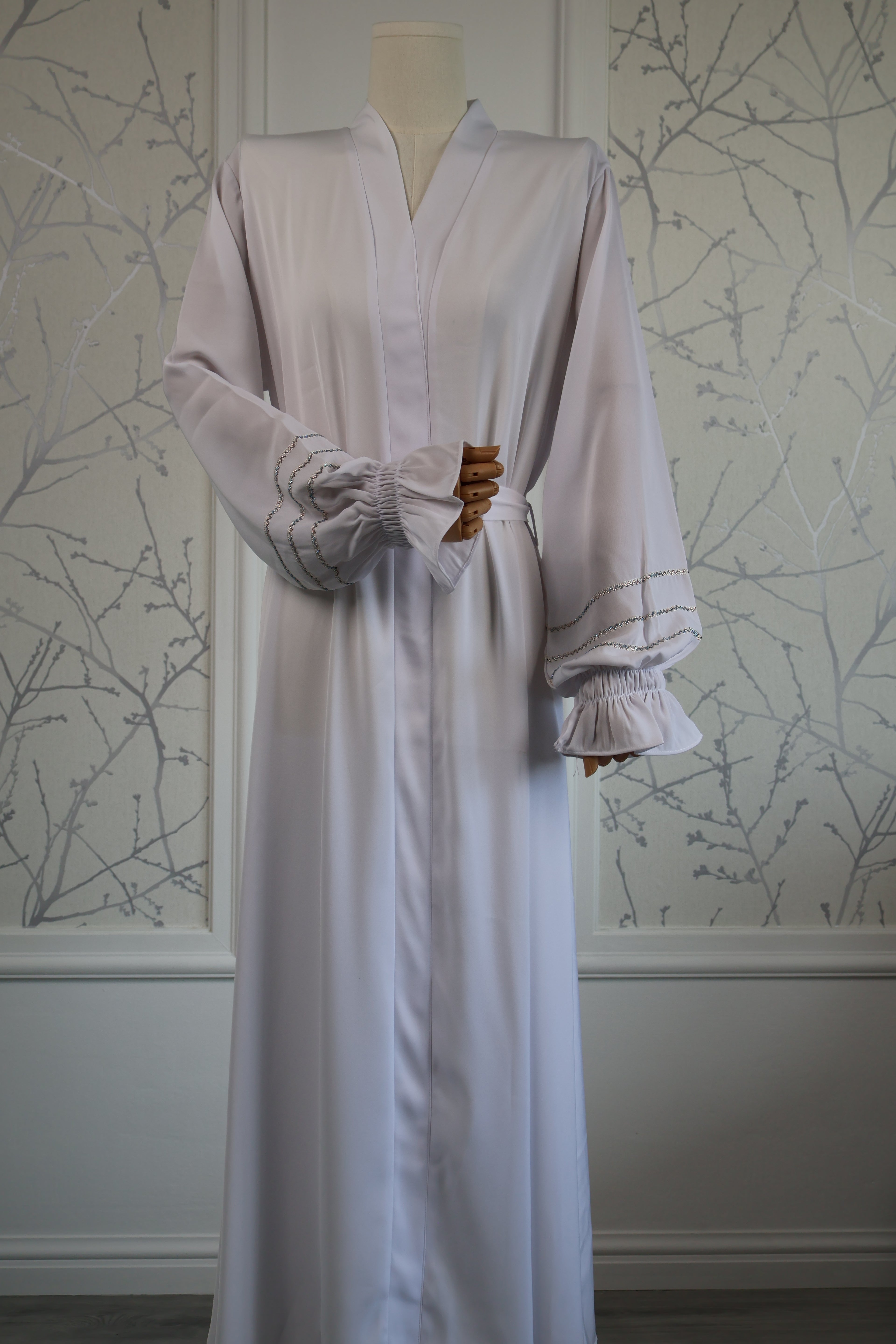 Abaya Noor – elegante bescheiden abaya, vooraanzicht – HBYA