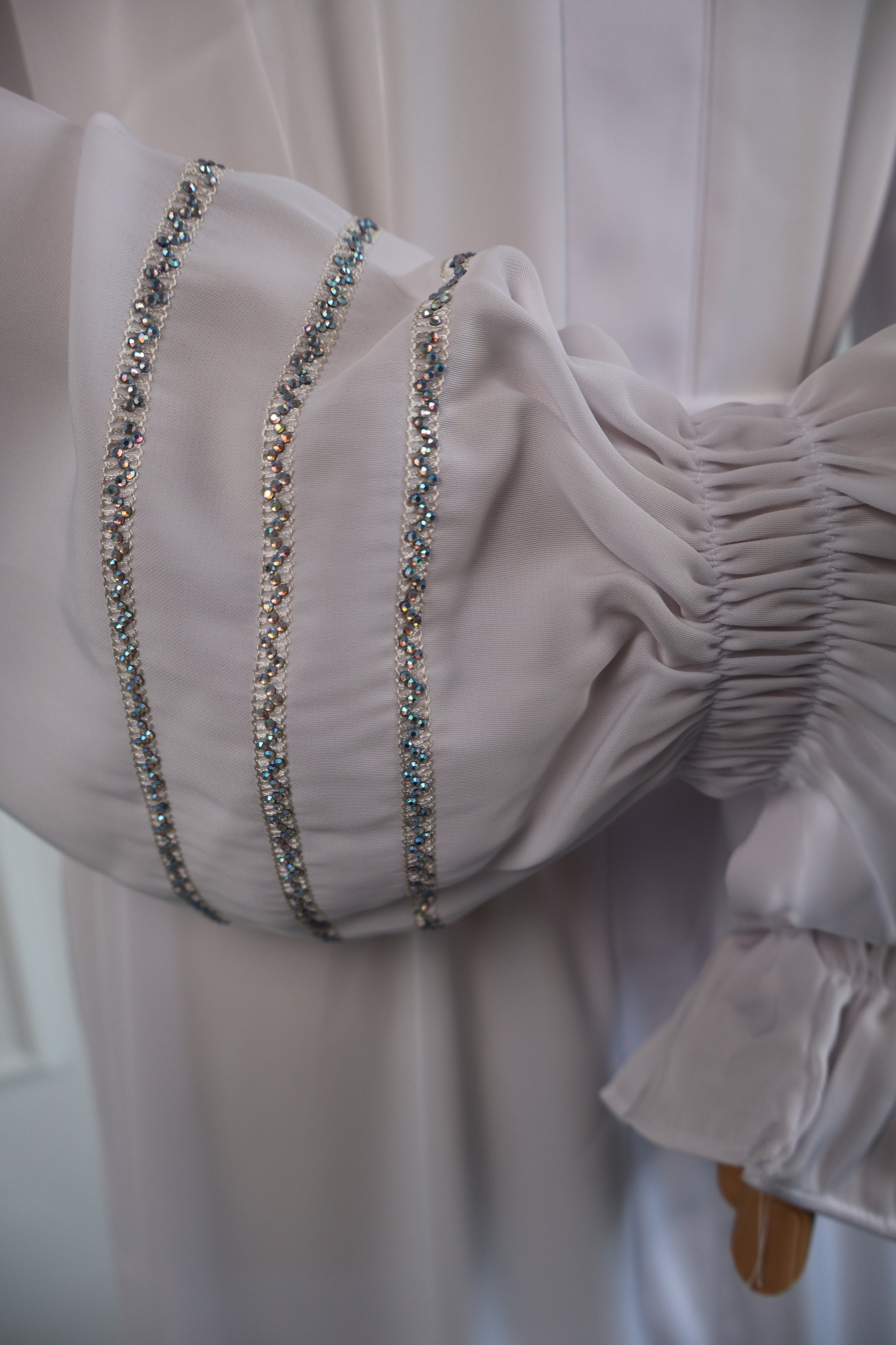 Abaya Noor – zijaanzicht vloeiende damesabaya – HBYA