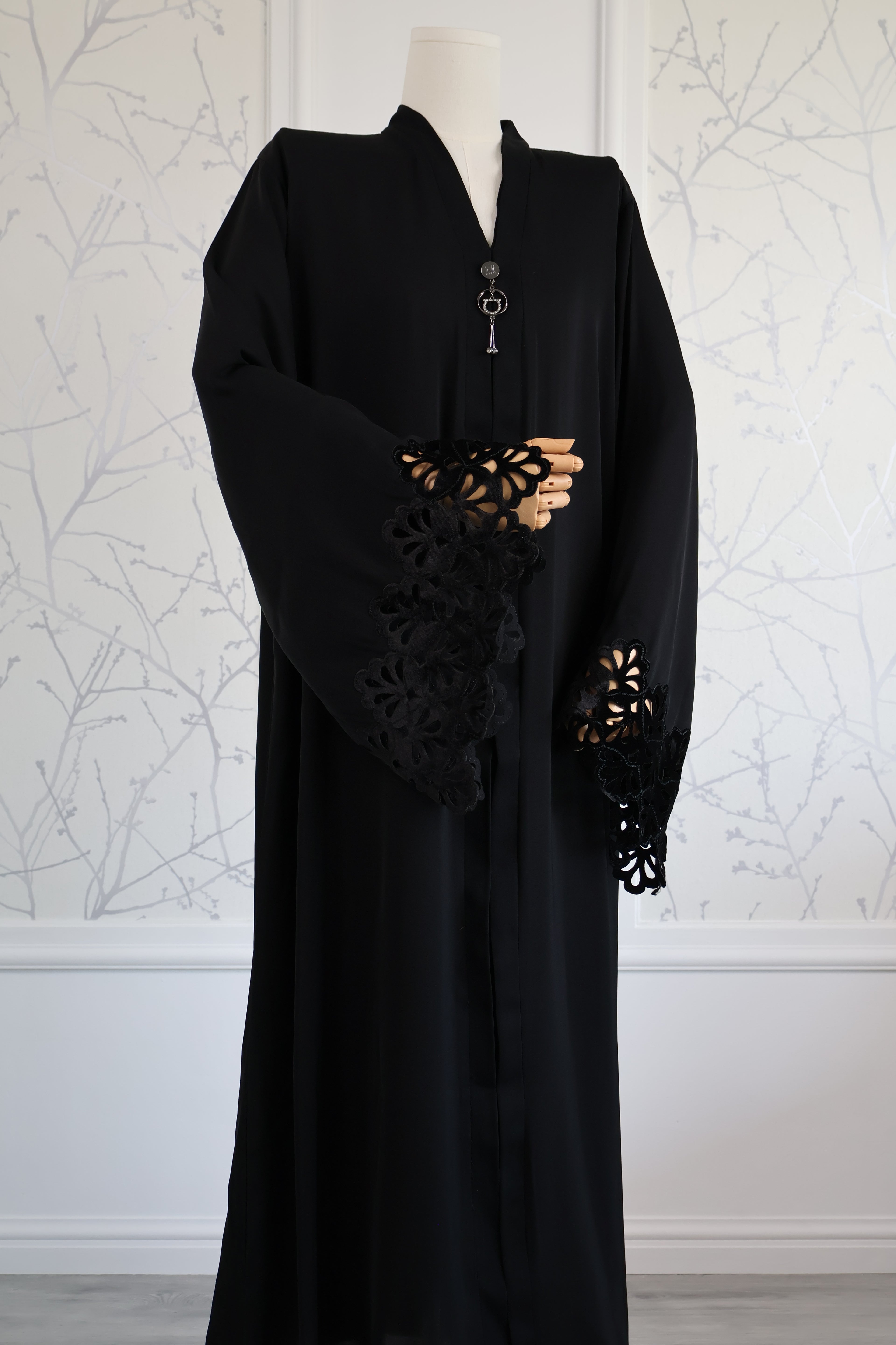 Abaya Lumea – elegante bescheiden abaya, vooraanzicht – HBYA
