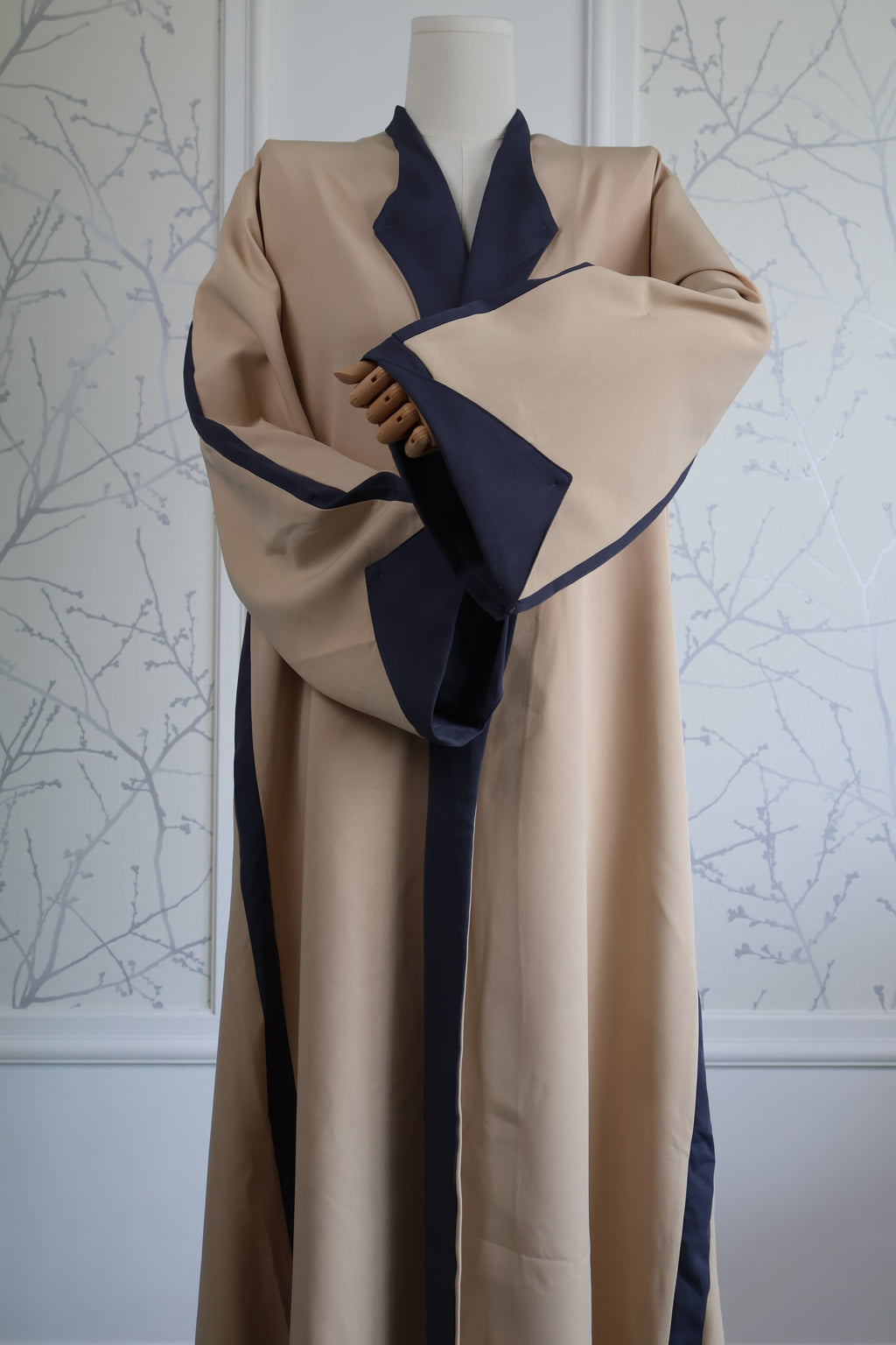 Abaya Desert Noir – elegante zwarte abaya, vooraanzicht – HBYA