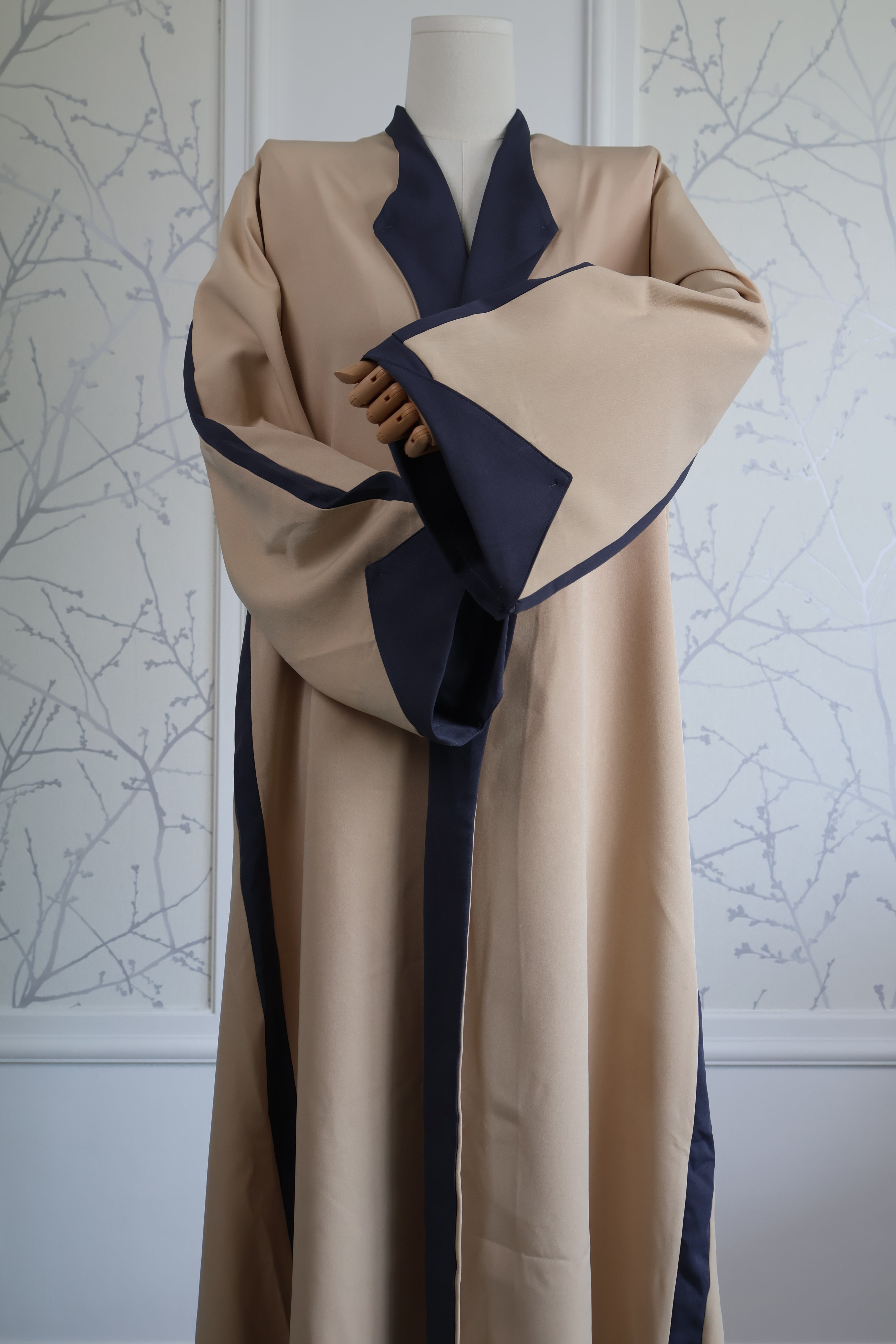 Abaya Desert Noir – elegante zwarte abaya, vooraanzicht – HBYA