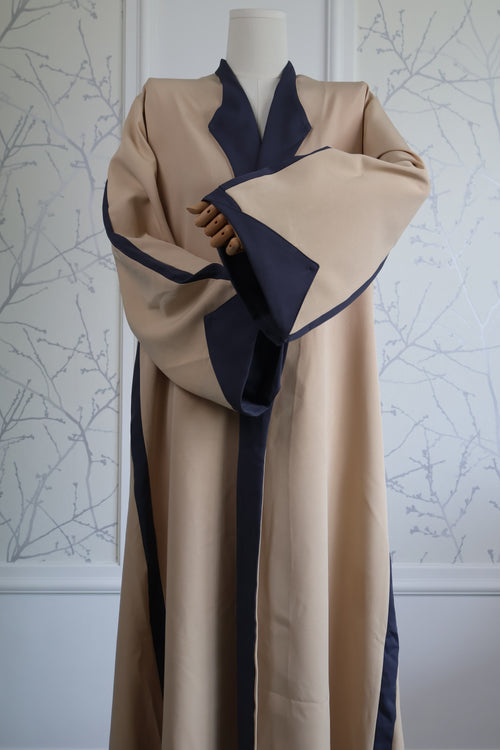 Abaya Desert Noir – elegante zwarte abaya, vooraanzicht – HBYA