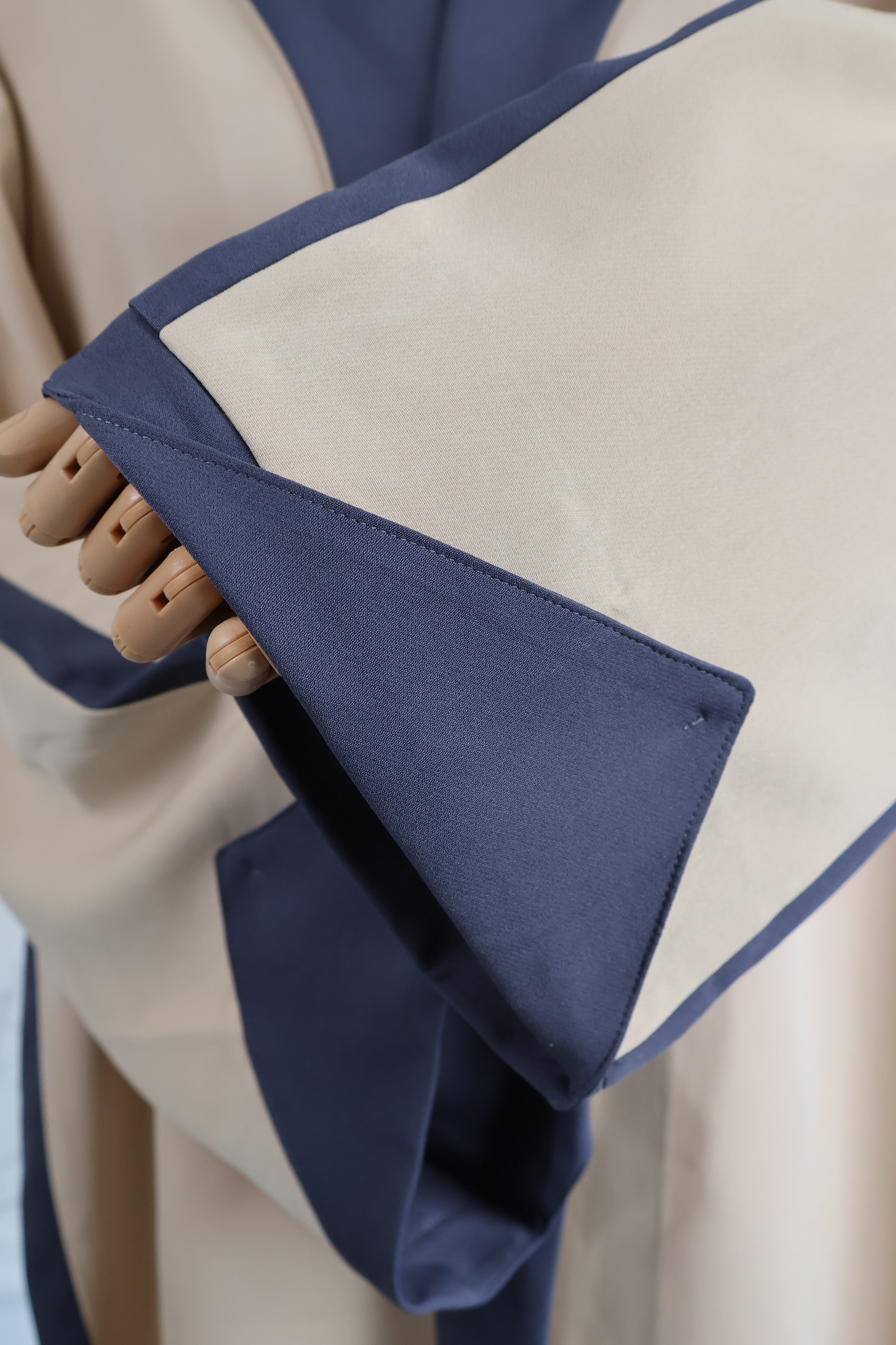 Abaya Desert Noir – zijaanzicht luxe zwarte damesabaya – HBYA