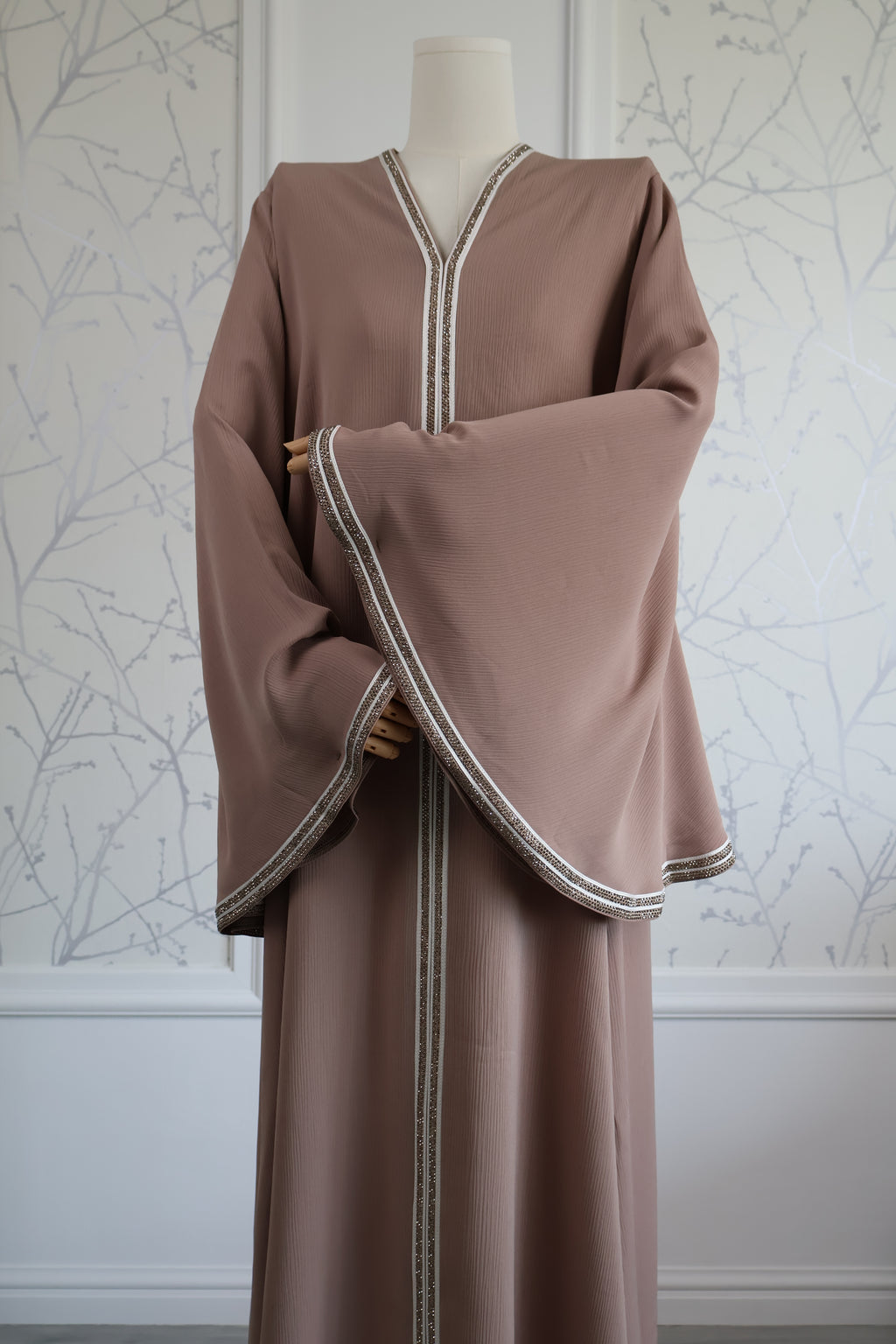 Abaya Nora – elegante bescheiden abaya, vooraanzicht – HBYA