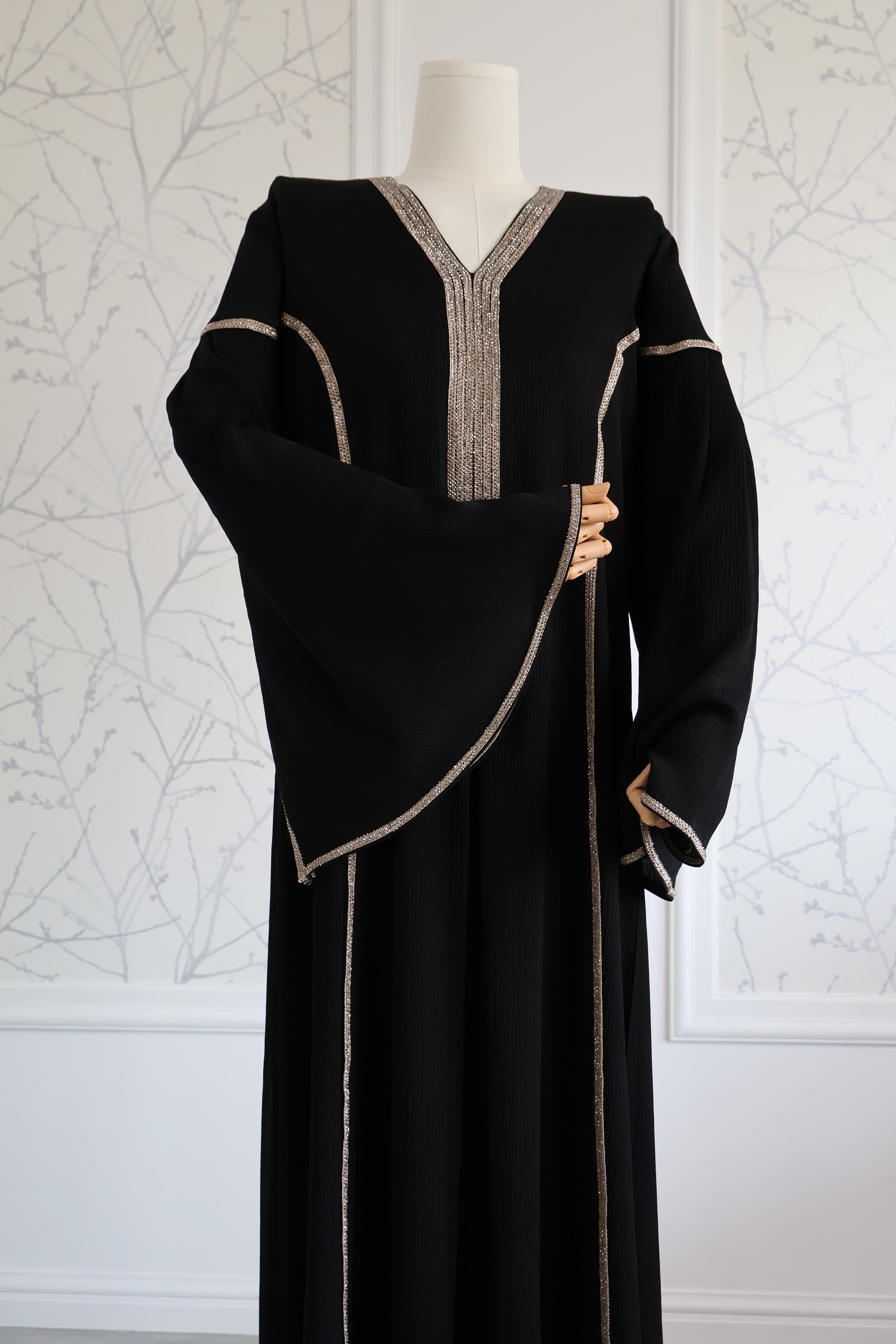 Abaya Layali – elegante bescheiden abaya, vooraanzicht – HBYA