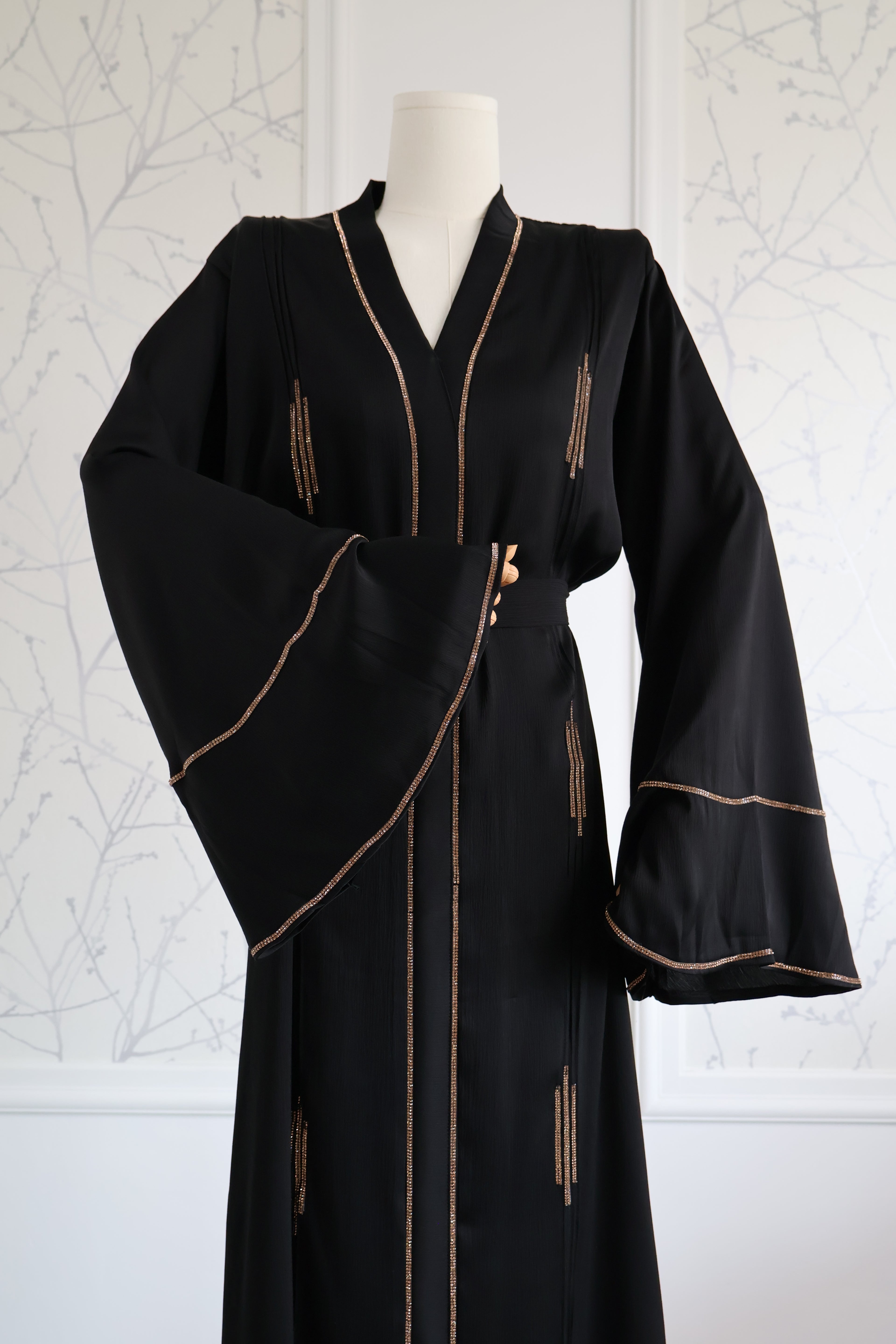 Abaya Lina – elegante bescheiden abaya, vooraanzicht – HBYA
