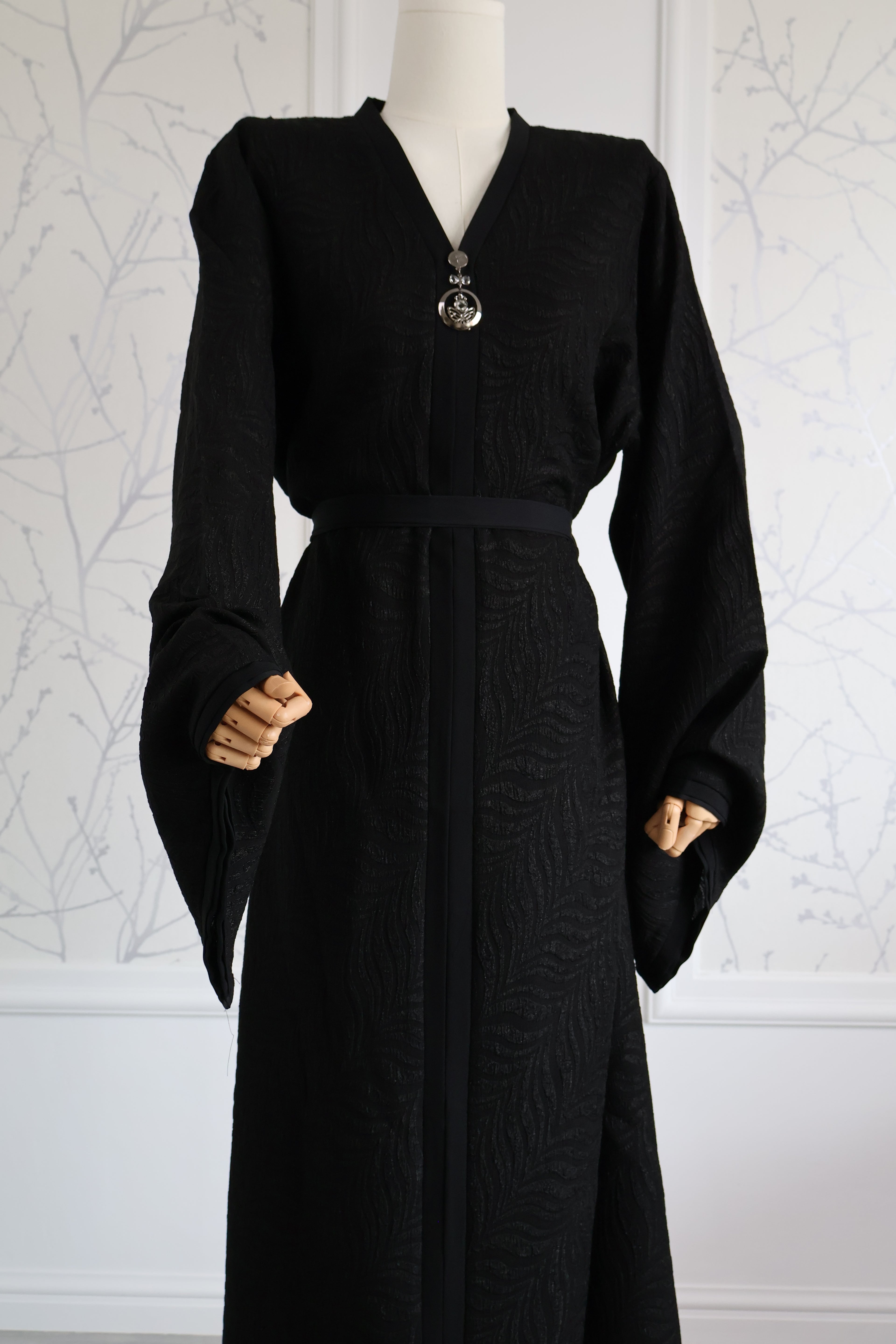 Abaya Ayla – elegante bescheiden abaya, vooraanzicht – HBYA