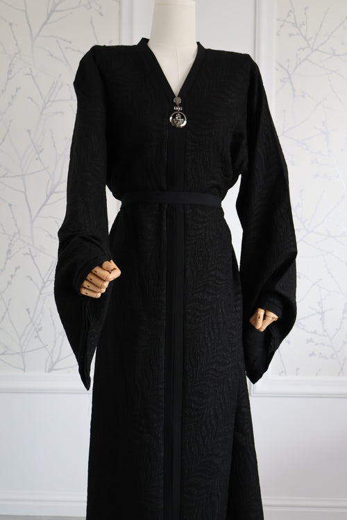 Abaya Ayla – elegante bescheiden abaya, vooraanzicht – HBYA