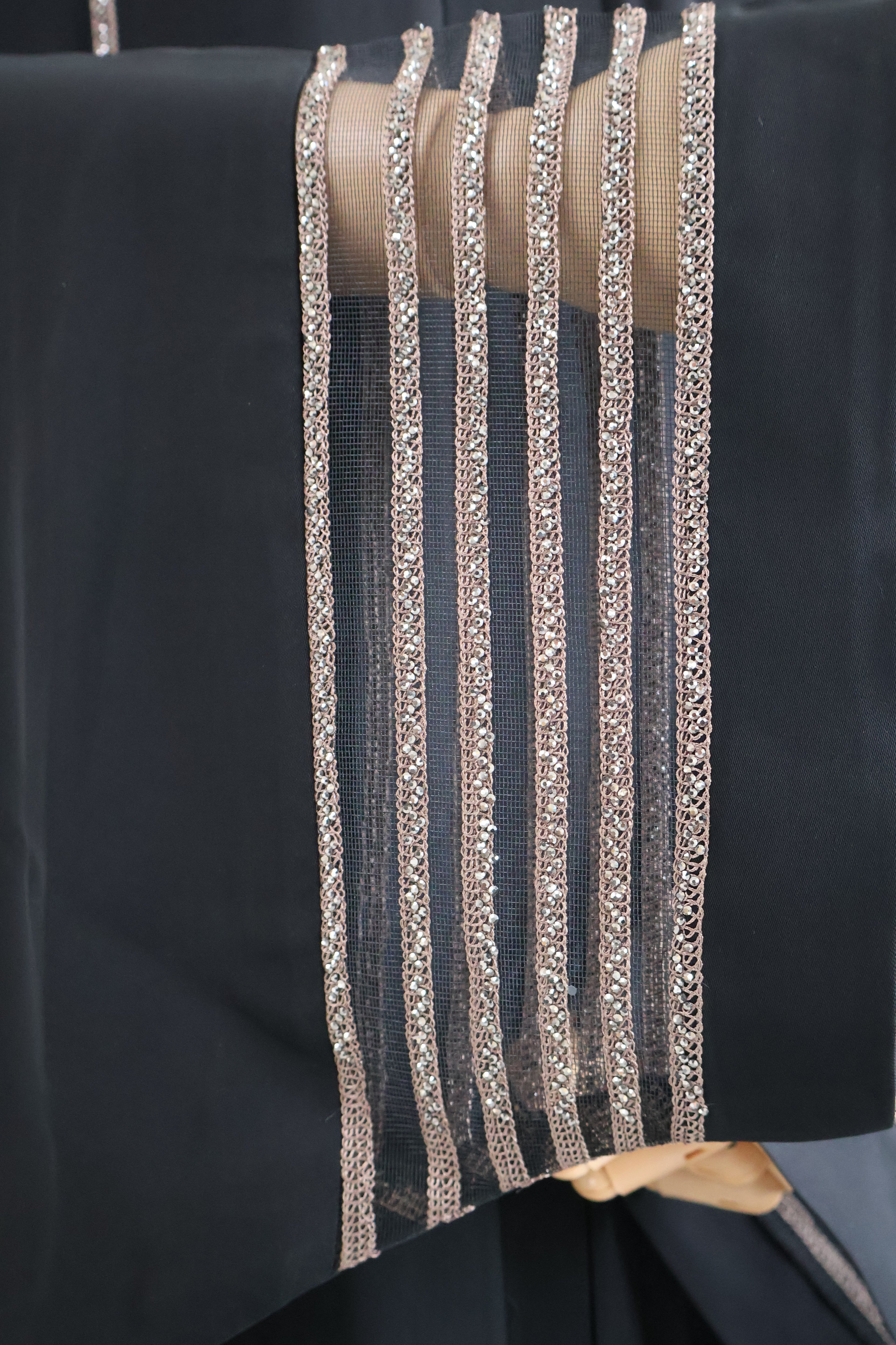 Abaya Selin Gold – zijaanzicht bescheiden damesabaya met gouden accenten – HBYA