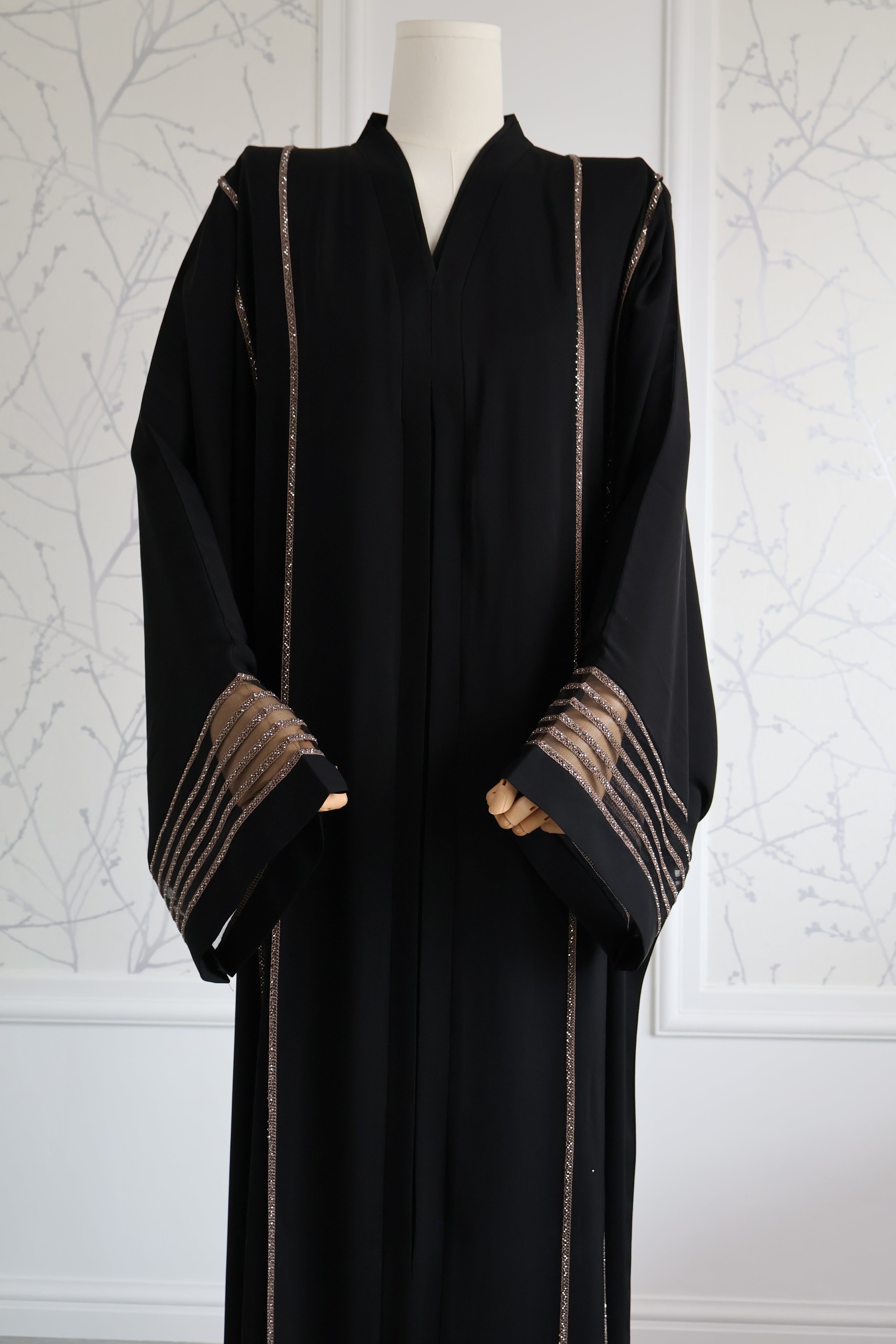 Abaya Selin Gold – luxe gouden details op elegante abaya, vooraanzicht – HBYA