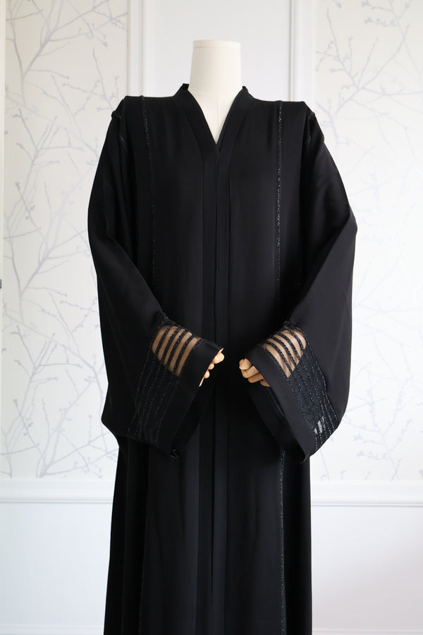 Abaya Selin Black – elegante zwarte abaya met verfijnde details, vooraanzicht – HBYA