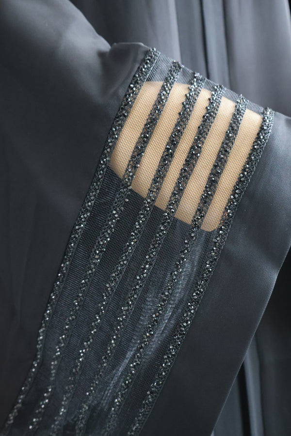 Abaya Selin Black – zijaanzicht luxe zwarte damesabaya – HBYA