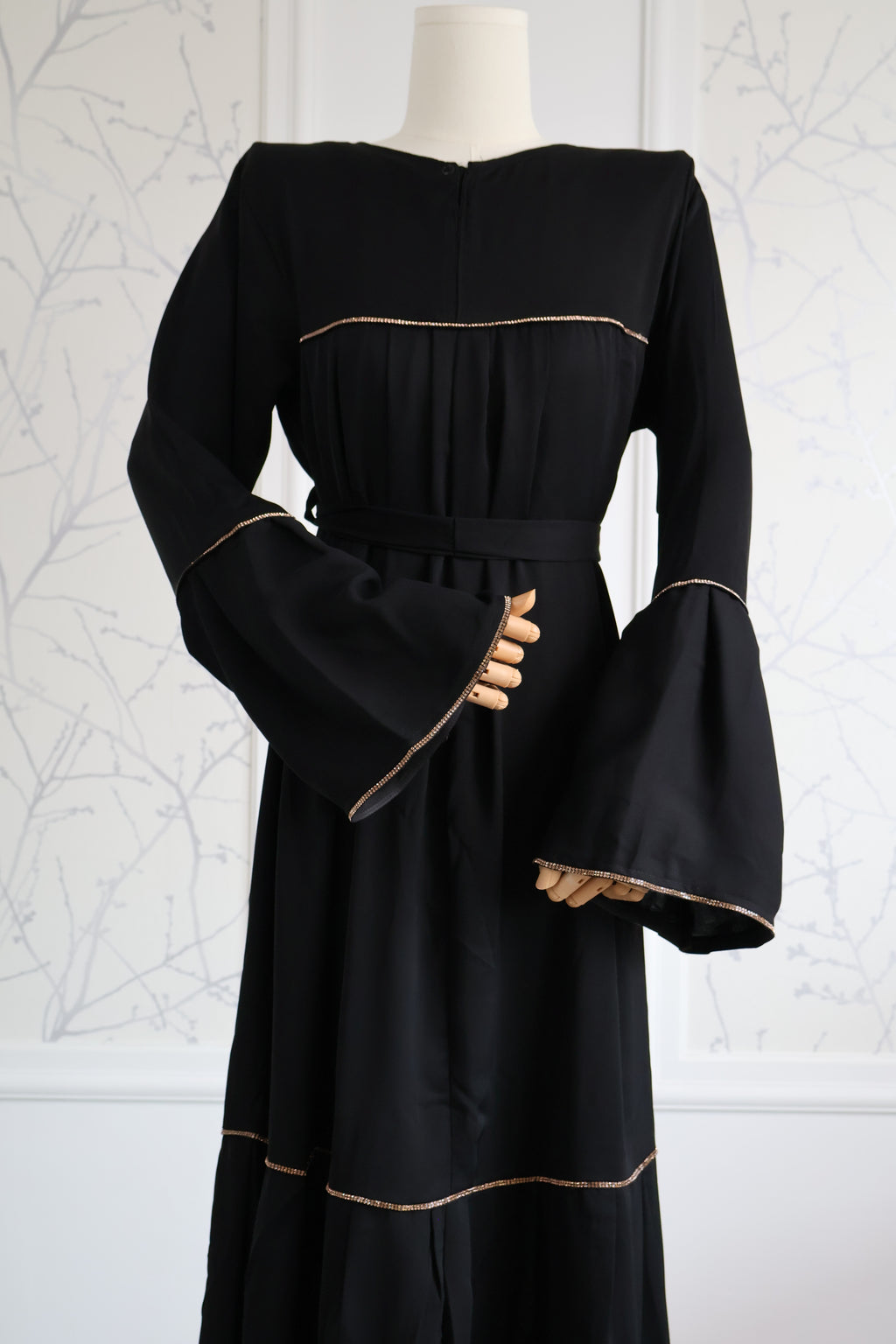 Abaya Black – klassieke zwarte bescheiden abaya, vooraanzicht – HBYA