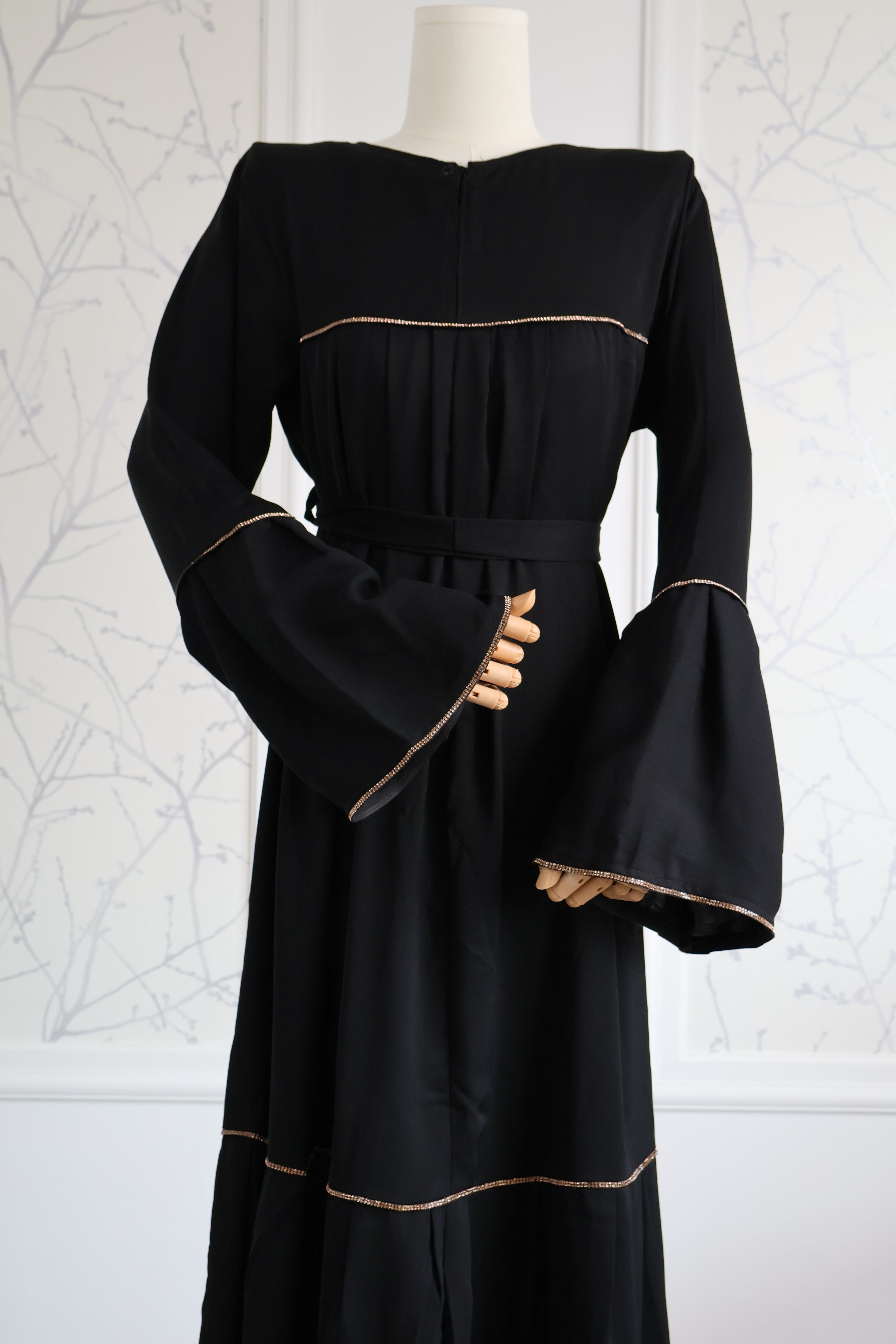 Abaya Black – klassieke zwarte bescheiden abaya, vooraanzicht – HBYA