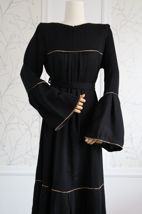 Abaya Black – klassieke zwarte bescheiden abaya, vooraanzicht – HBYA