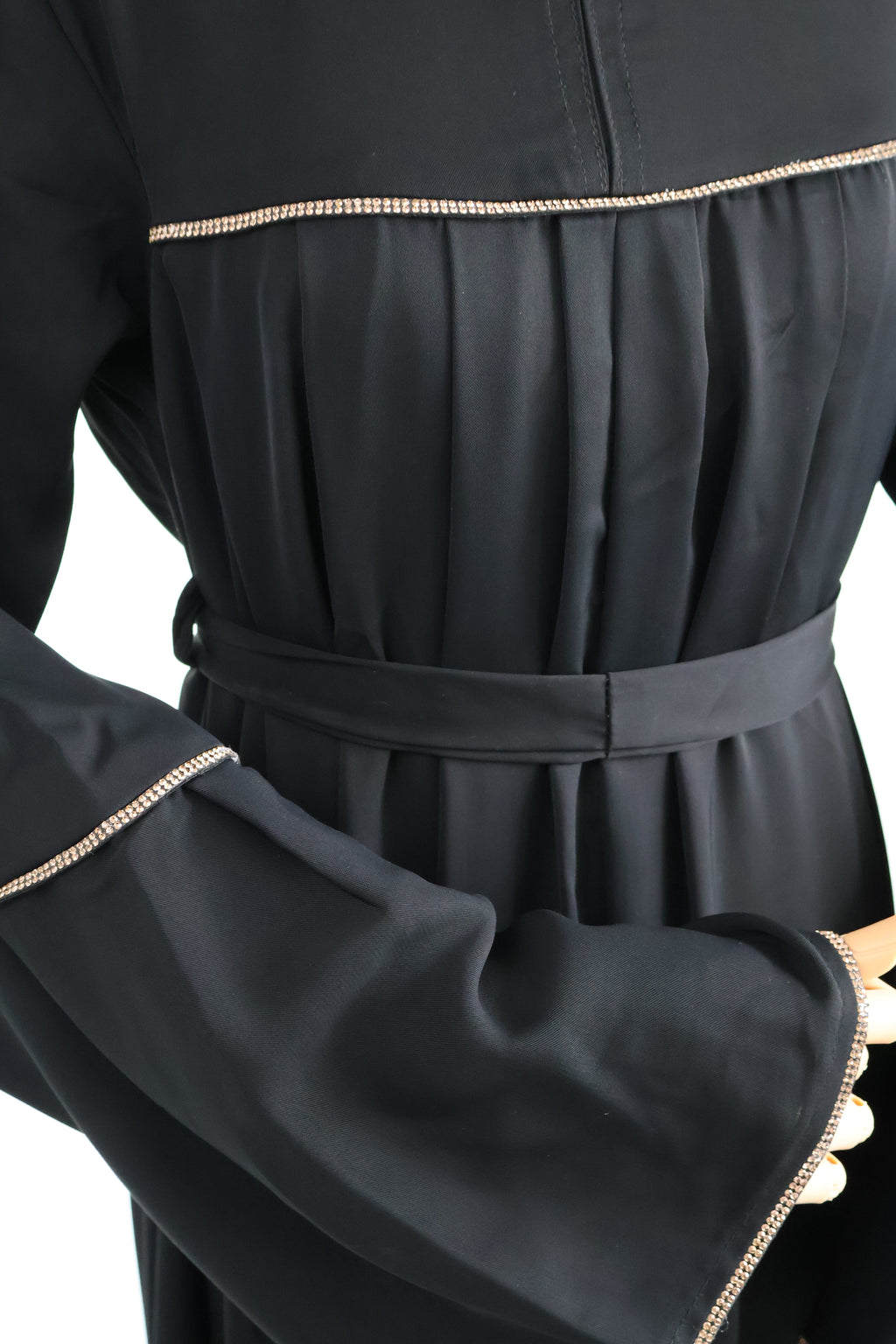 Abaya Black – zijaanzicht elegante zwarte damesabaya – HBYA