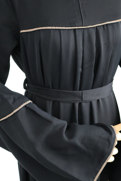 Abaya Black – zijaanzicht elegante zwarte damesabaya – HBYA