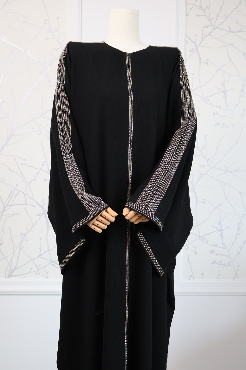 Abaya Yasmine Grey – elegante grijze bescheiden abaya, vooraanzicht – HBYA
