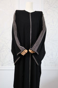 Abaya Yasmine Grey – elegante grijze bescheiden abaya, vooraanzicht – HBYA