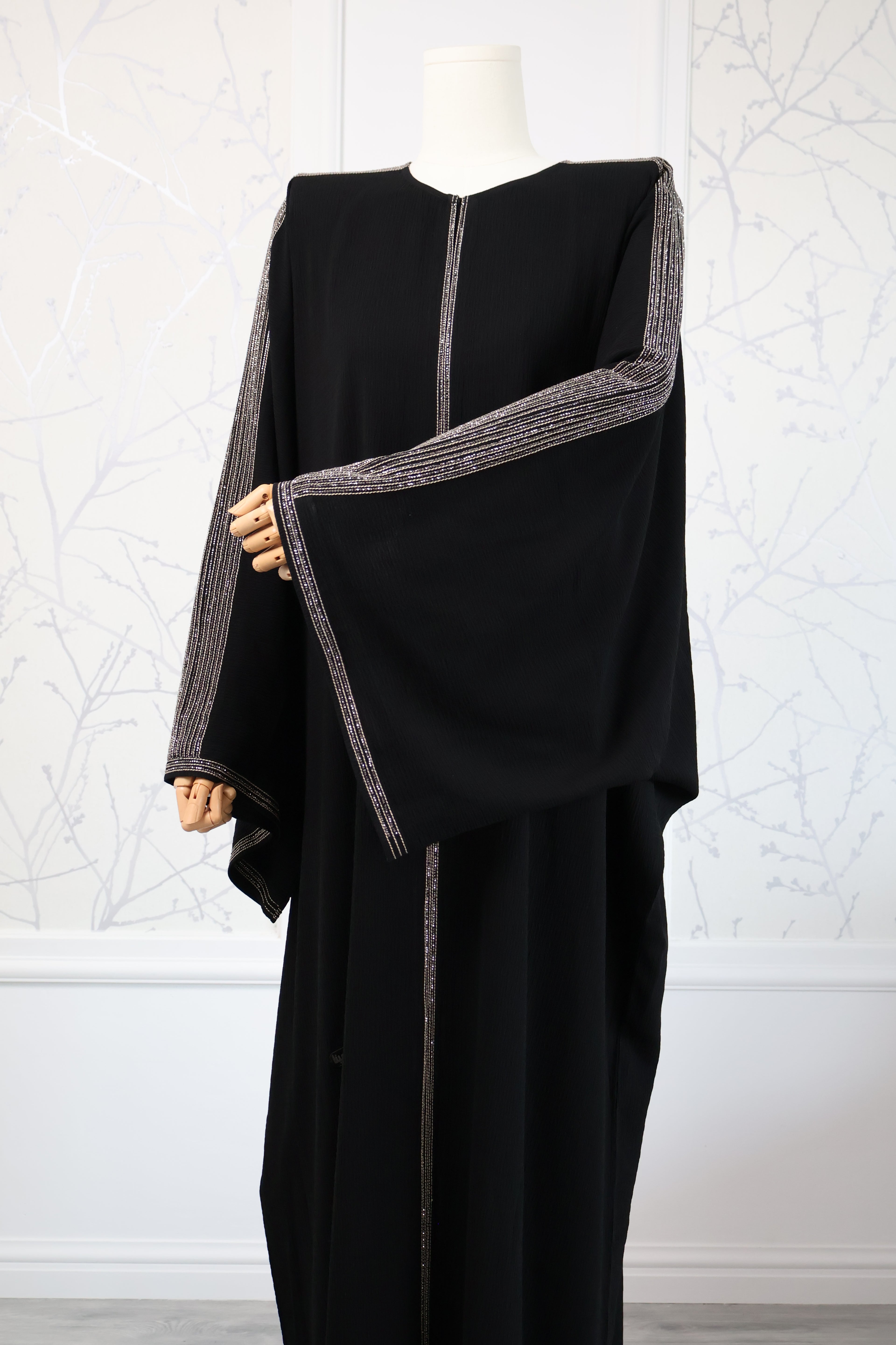 Abaya Yasmine Grey – zijaanzicht vloeiende grijze damesabaya – HBYA