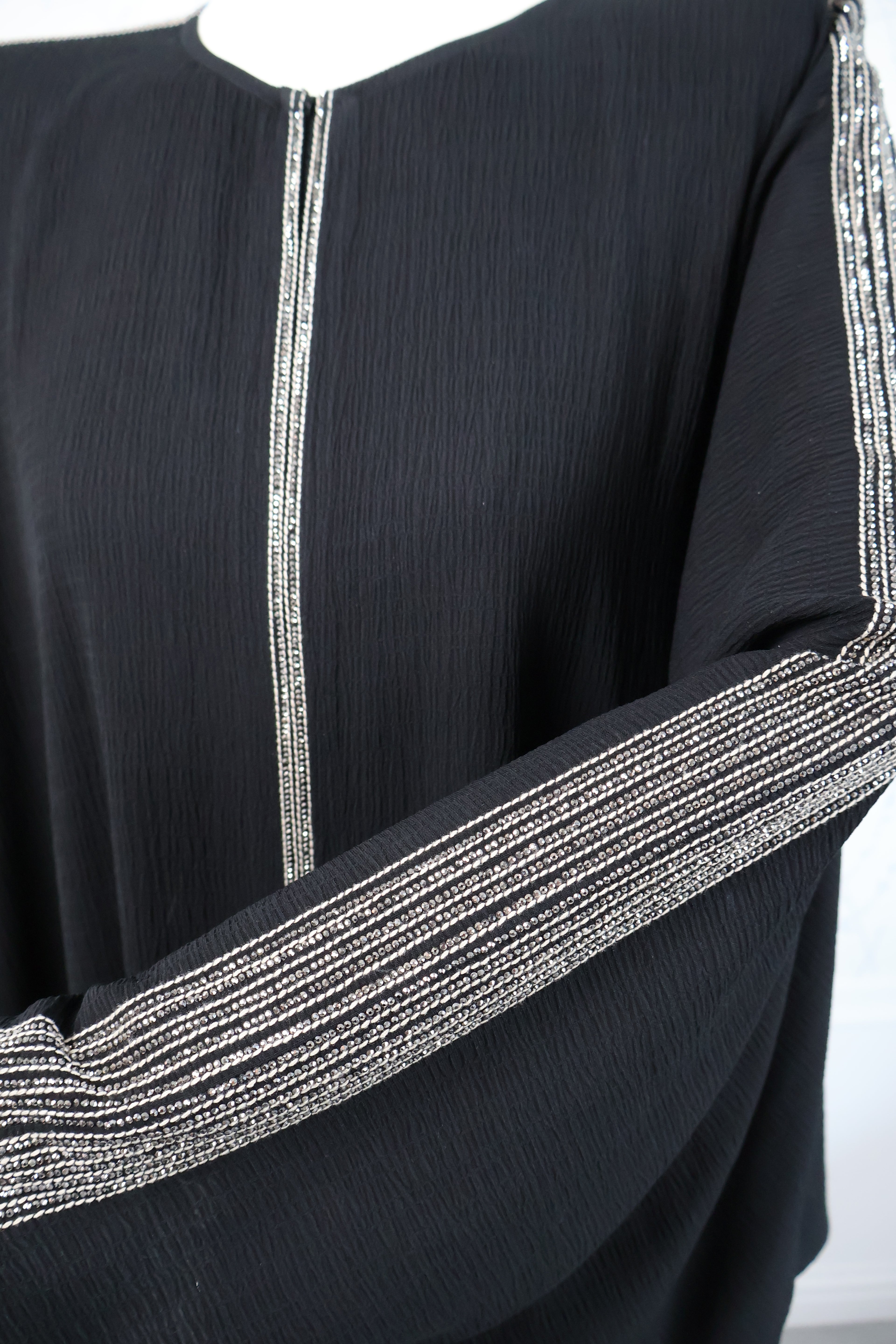 Abaya Yasmine Grey – detailopname stof en pasvorm – HBYA