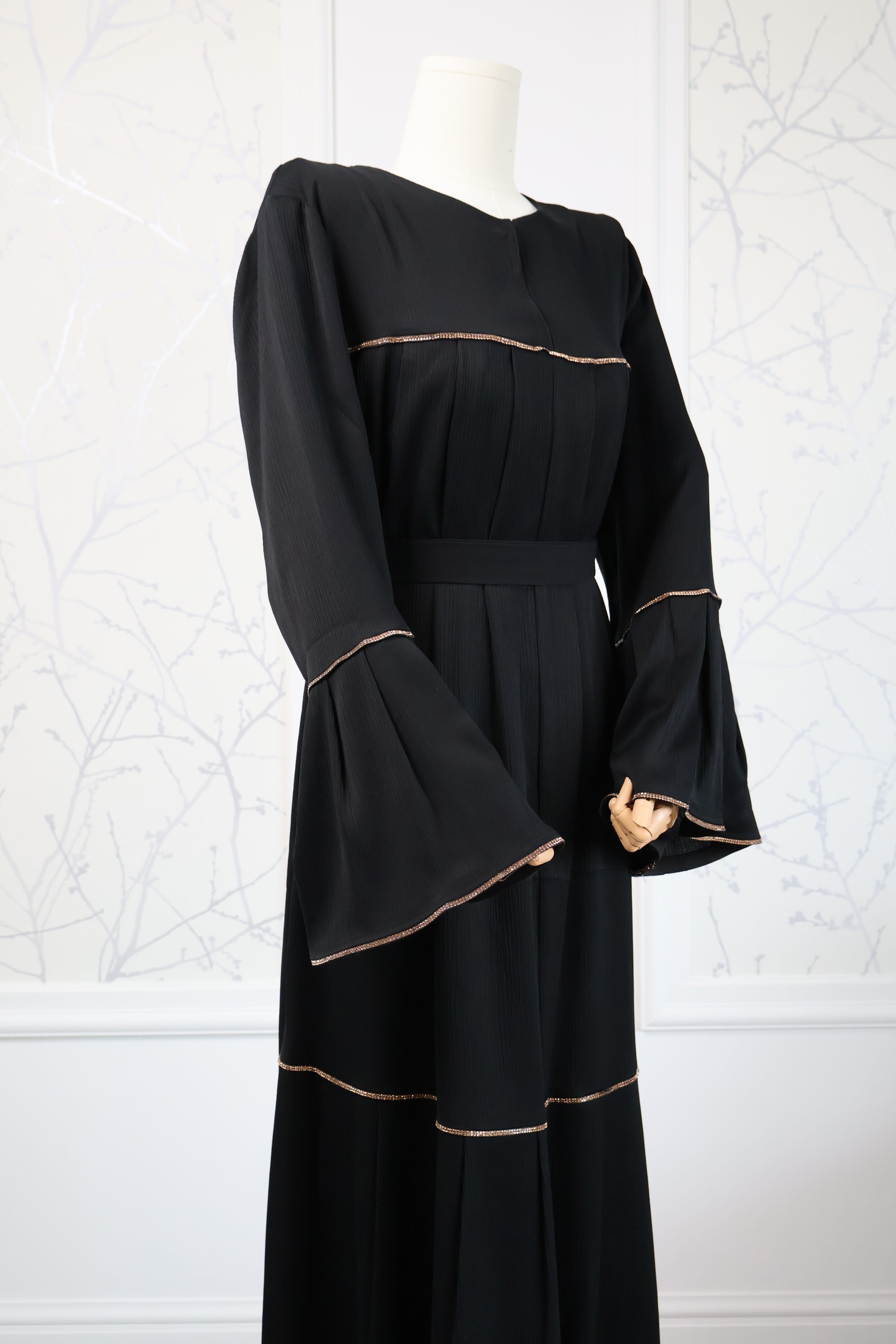 Abaya Black Zoom – elegante zwarte bescheiden abaya, vooraanzicht – HBYA