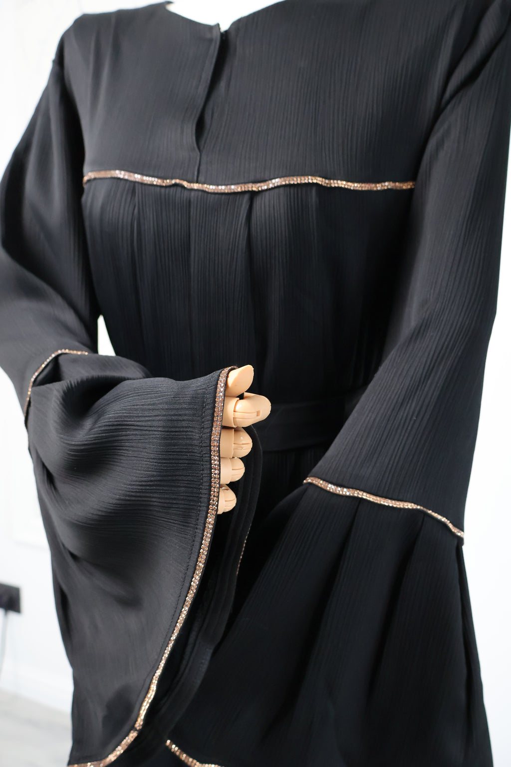 Abaya Black Zoom – close-up detailopname zwarte abaya met verfijnde afwerking – HBYA