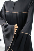 Abaya Black Zoom – close-up detailopname zwarte abaya met verfijnde afwerking – HBYA
