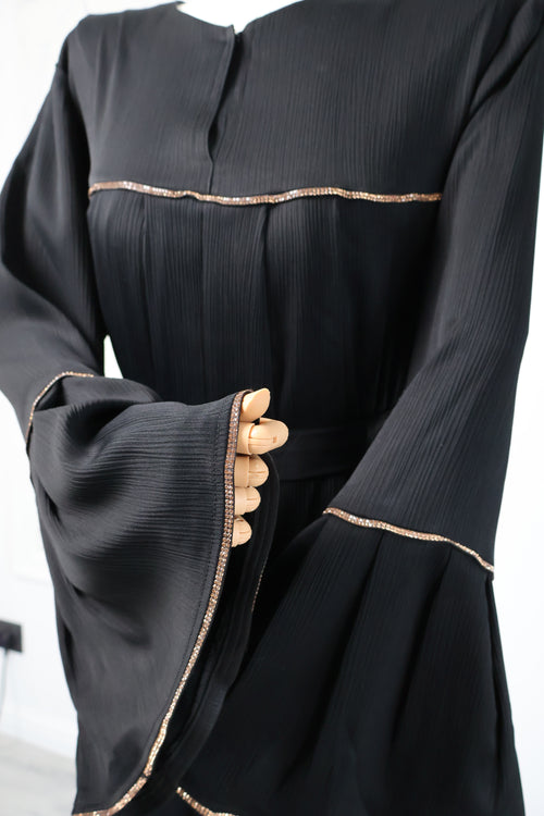Abaya Black Zoom – close-up detailopname zwarte abaya met verfijnde afwerking – HBYA