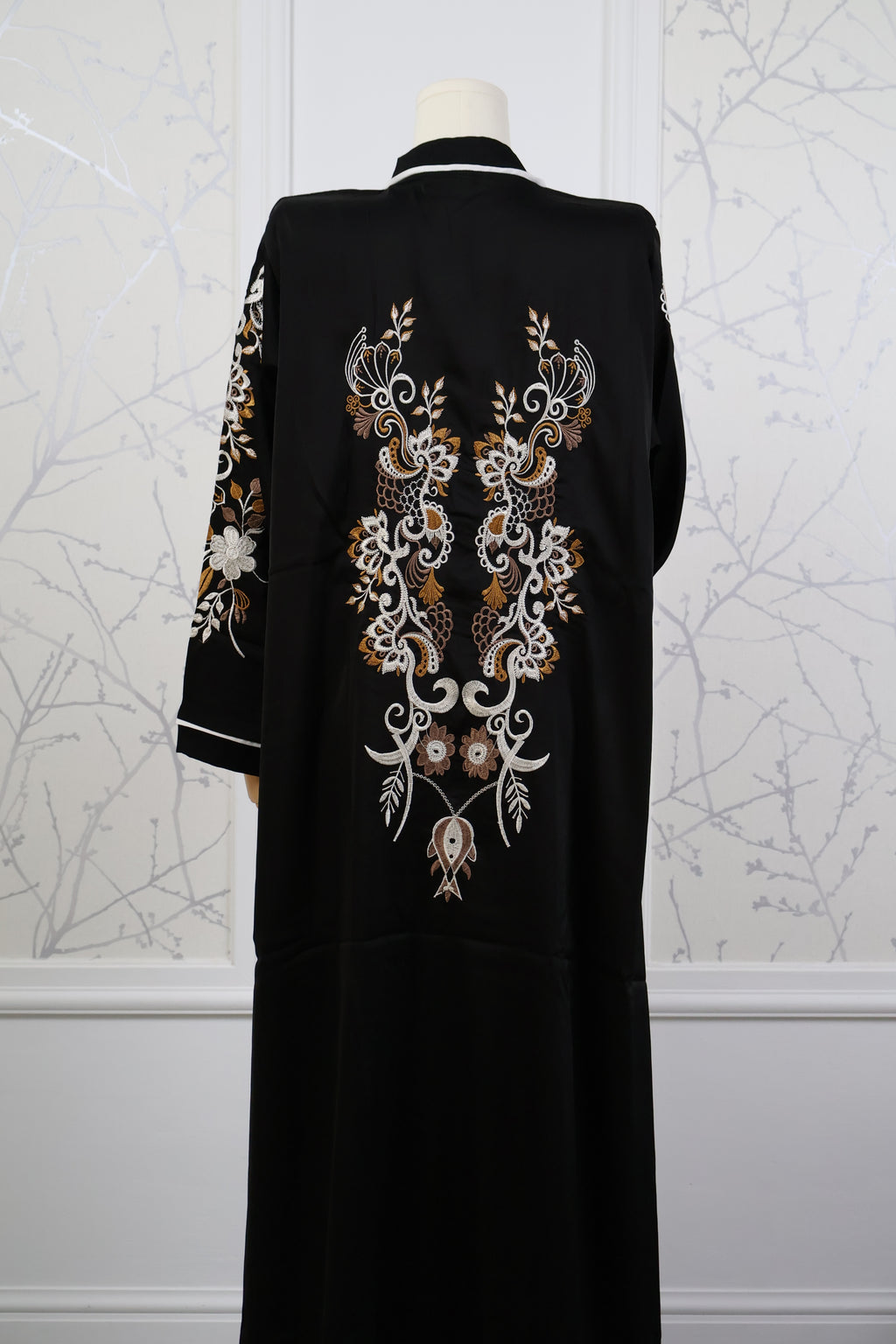 Abaya Lila - achteraanzicht van de elegante, soepel vallende zwarte abaya
met close up van het bloemenmotief 