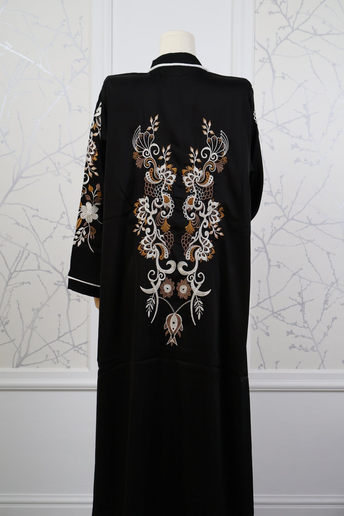 Abaya Lila - achteraanzicht van de elegante, soepel vallende zwarte abaya
met close up van het bloemenmotief 