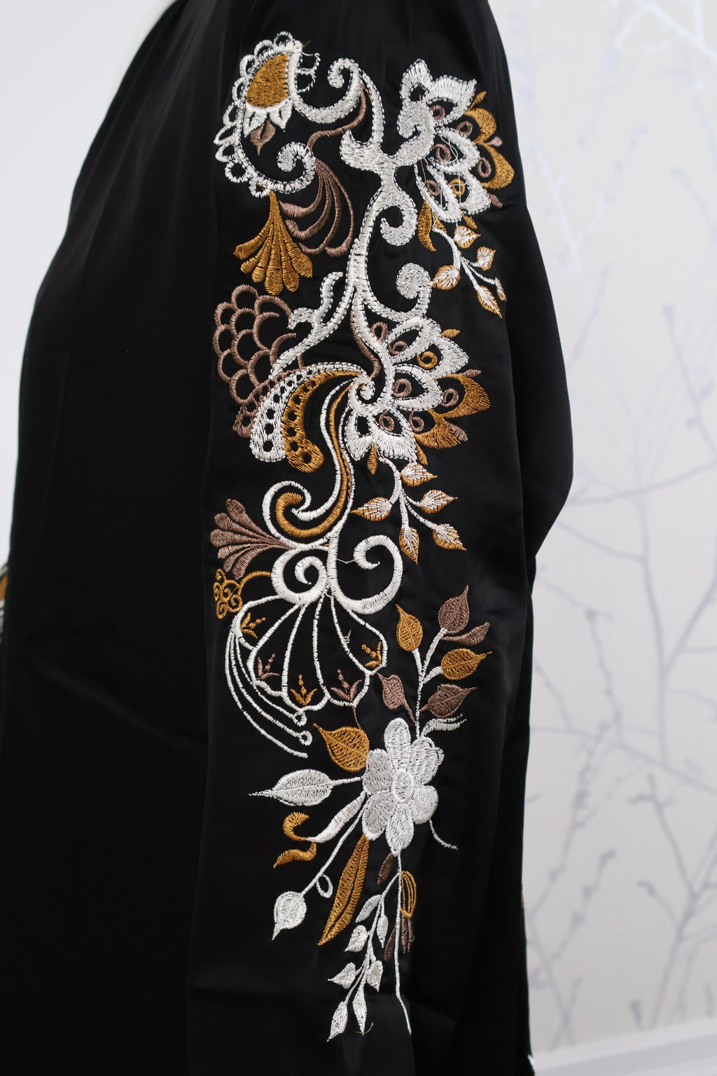 Abaya Lila - detailopname van het bloemenmotief op de zijkant van het abaya