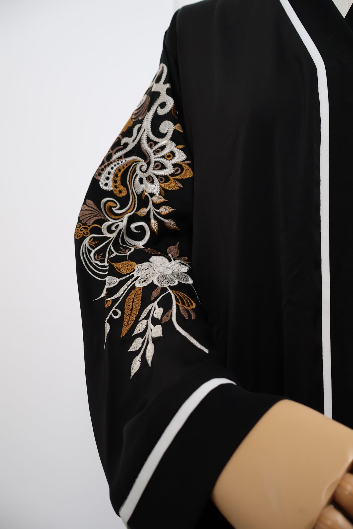 Abaya Lila - close-up van de gedetailleerde mouwen met borduurwerk