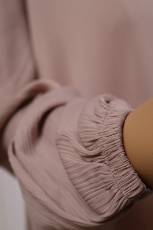 Detail van de mouw van de beige crêpe abaya met verfijnde afwerking - HBYA