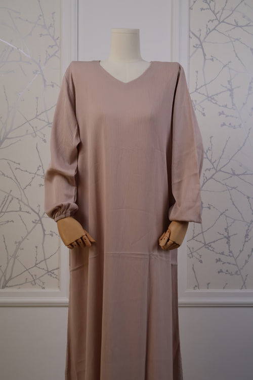 Beige abaya van crêpestof met elegante pasvorm - Abaya Basic Beige Crêpe | HBYA