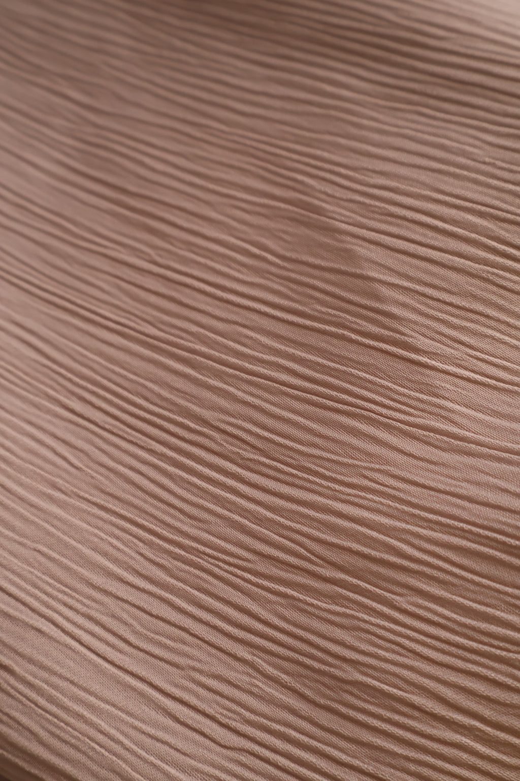 Close-up van de crêpestof van de beige abaya met zachte textuur - HBYA