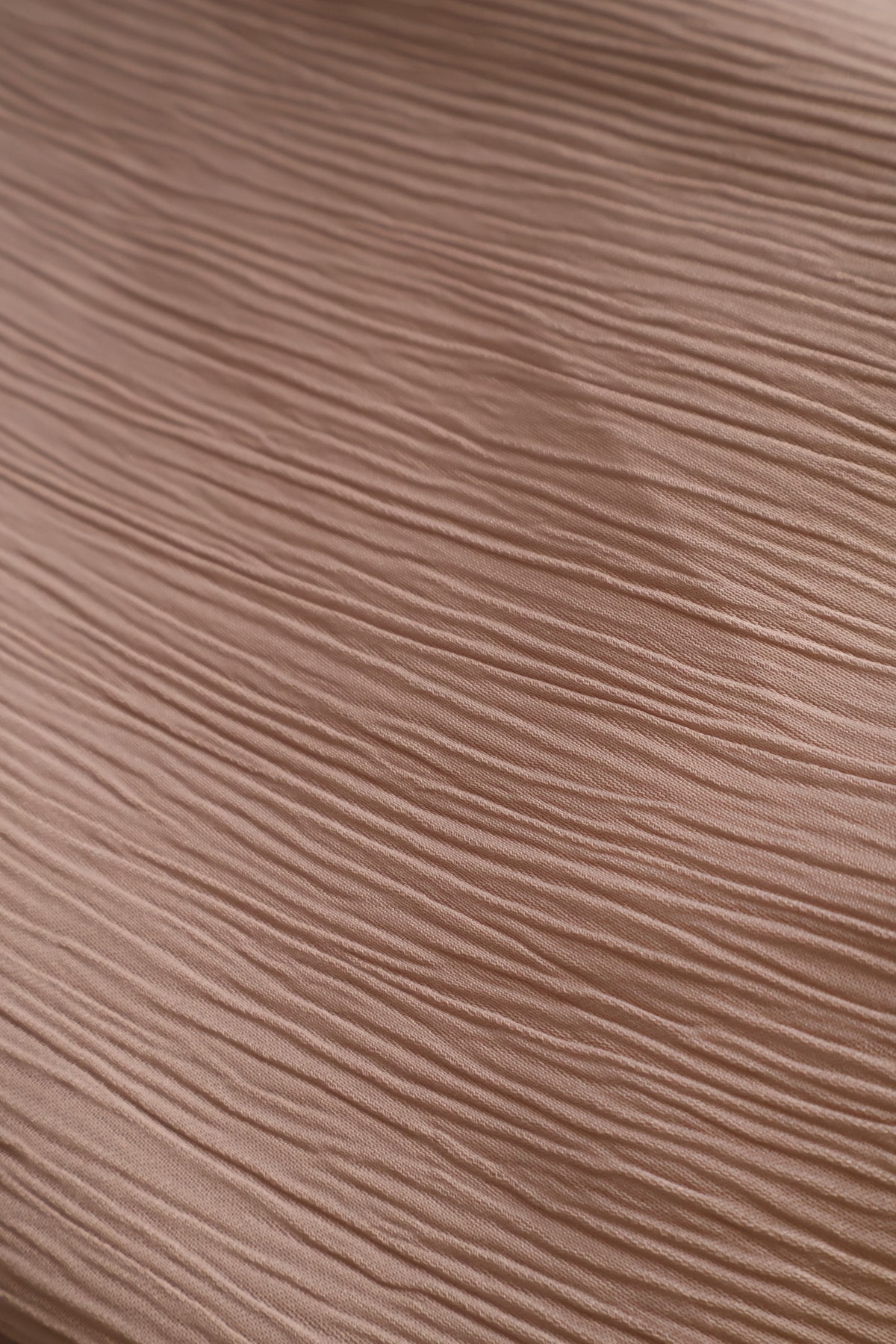 Close-up van de crêpestof van de beige abaya met zachte textuur - HBYA