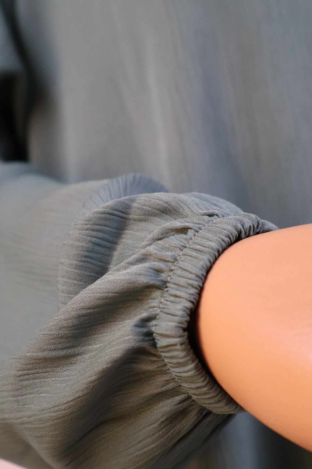 Detail van de mouw van de groene crêpe abaya met verfijnde afwerking - HBYA