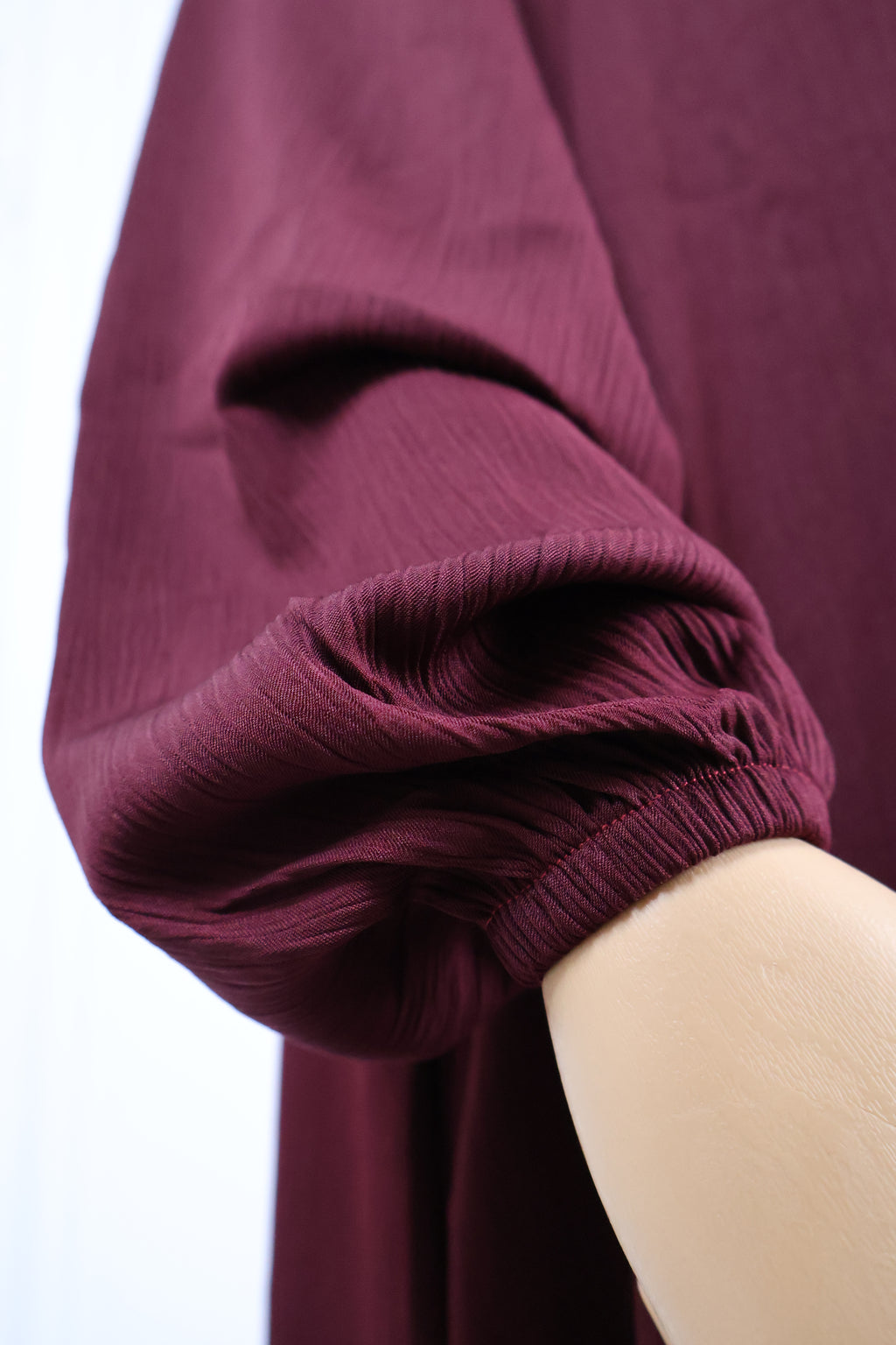Detail van de mouw van de rode crêpe abaya met verfijnde afwerking - HBYA