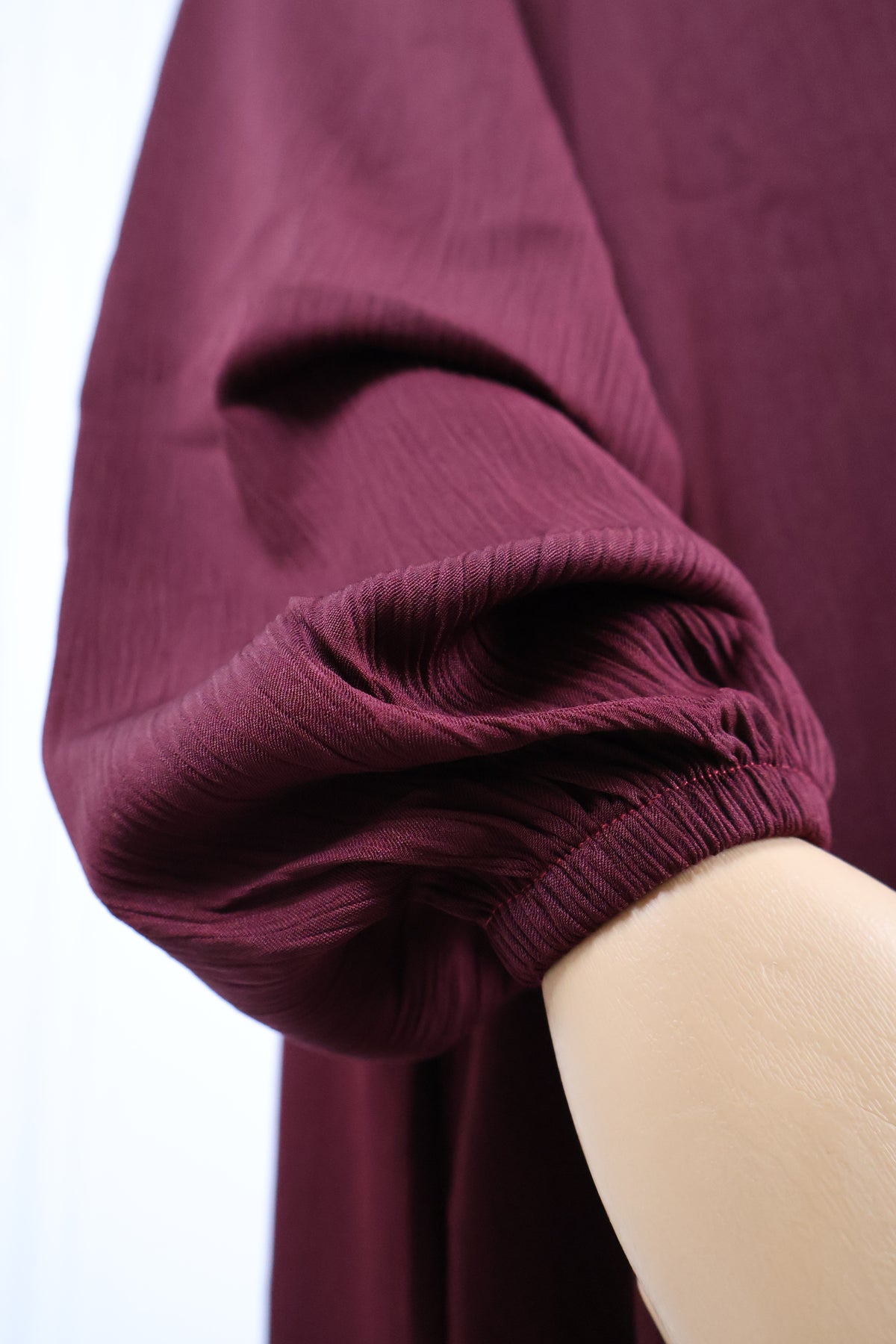 Detail van de mouw van de rode crêpe abaya met verfijnde afwerking - HBYA