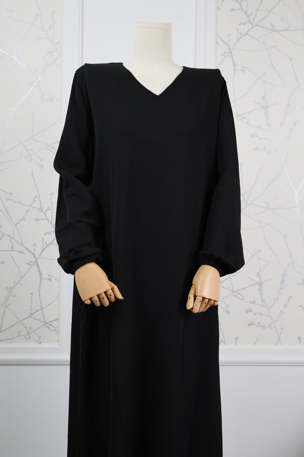 Zwarte abaya van crêpestof met elegante pasvorm - Abaya Basic Zwart Crepe | HBYA